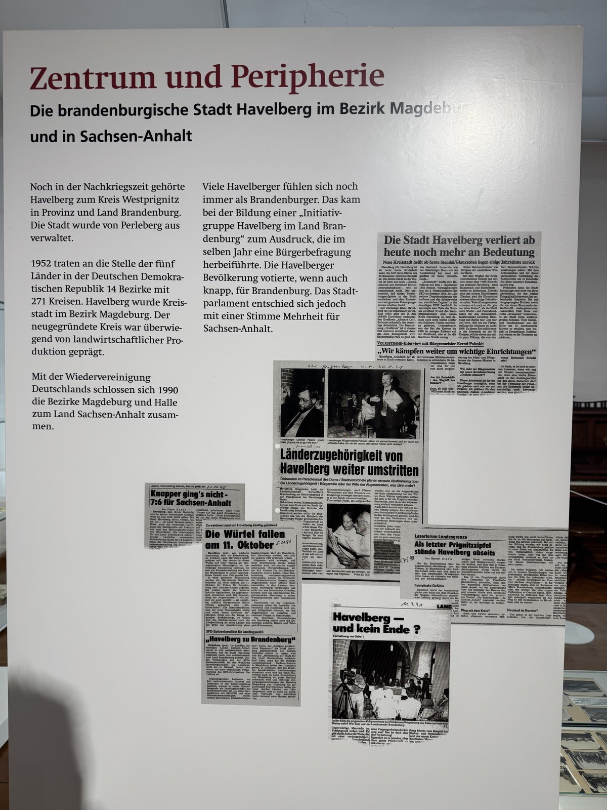 Ausstellungstafel Zentrum und Peripherie: Havelberg zwischen Brandenburg und Sachsen-Anhalt mit Zeitungsausschnitten 1990