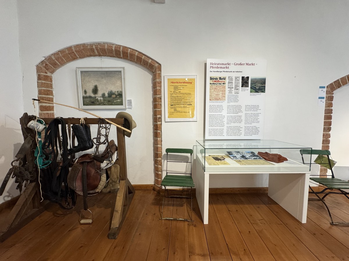 Pferdemarkt-Station im Prignitz-Museum: Sattel, Zaumzeug, Stiefel und Marktordnung