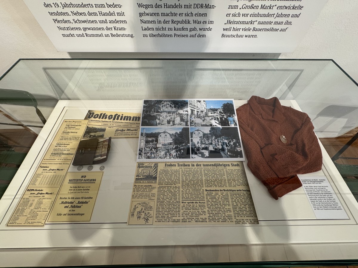 Vitrine zum Großen Markt und Pferdemarkt mit Zeitungsausschnitten, Fotos und Jacke