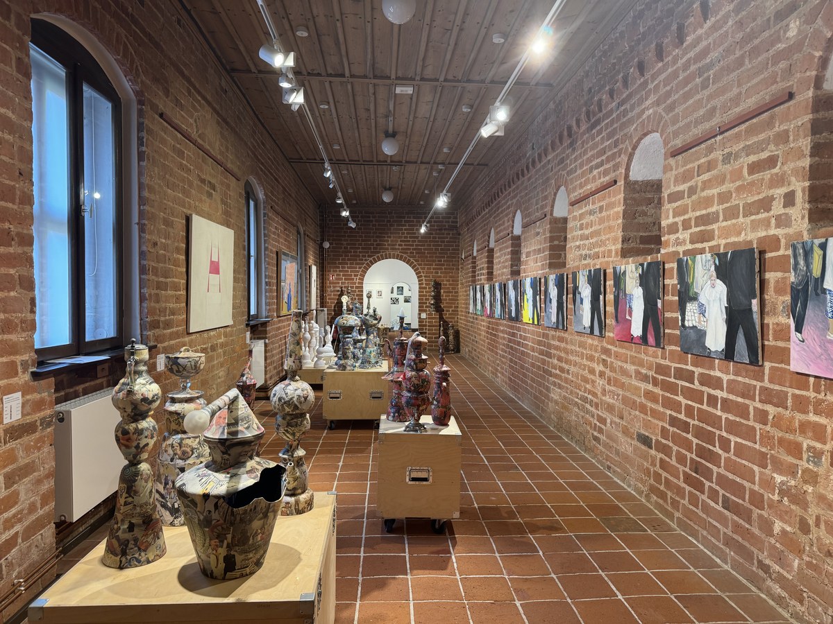 Sonderausstellung im Prignitz-Museum: keramische Plastiken und Gemälde in Backsteinraum