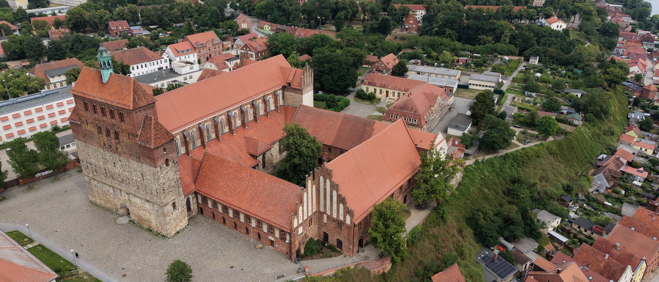 Luftaufnahme 2026: Dom und Klosteranlage Havelberg mit den Flügeln des Prignitz-Museums