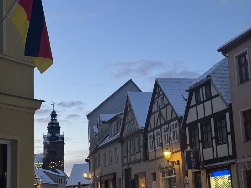 Scabellstraße im Schnee mit Blick zum Kirchturm