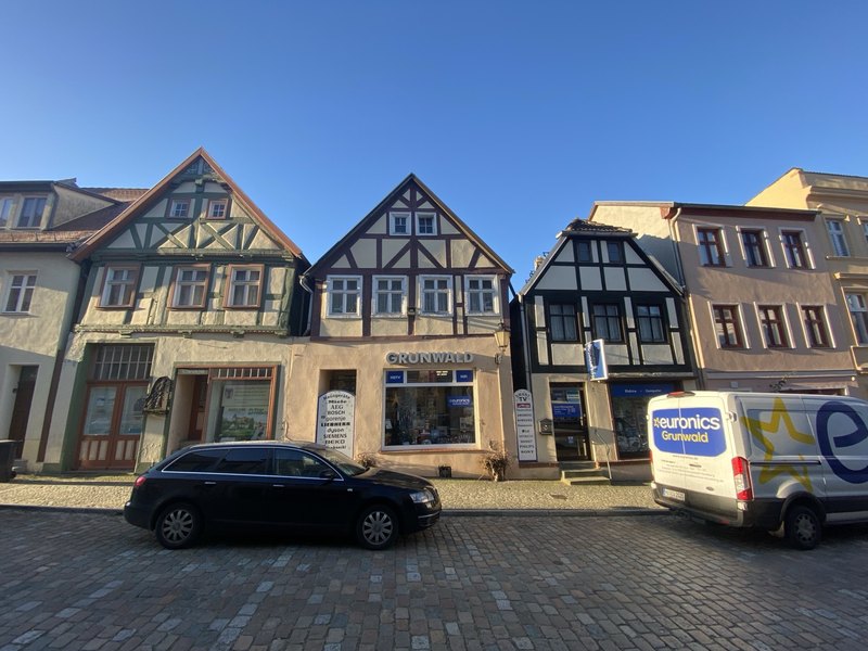 Häuserzeile in der Scabellstraße mit Fachwerk und Geschäften