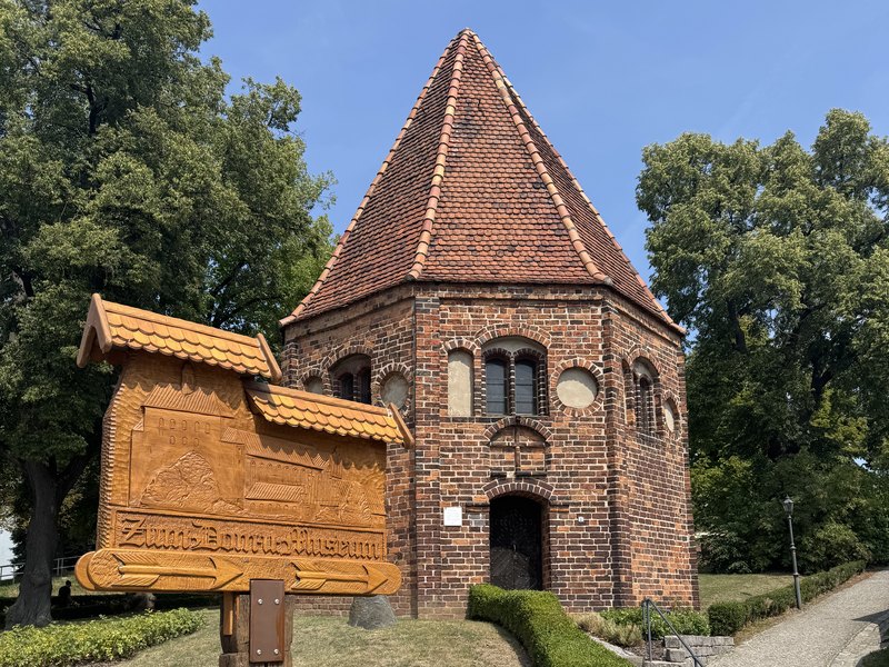 Kapelle mit Wegweiser Zum Dom und Museum