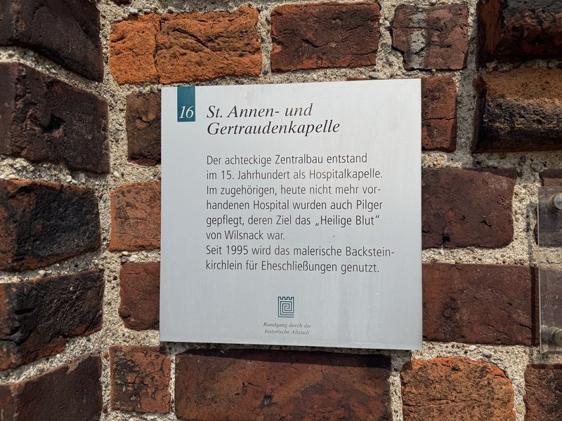 Infotafel St. Annen- und Gertraudenkapelle am Gebäude