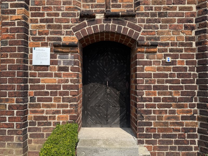 Portal der St. Annen- und Gertraudenkapelle mit Standesamt-Schild