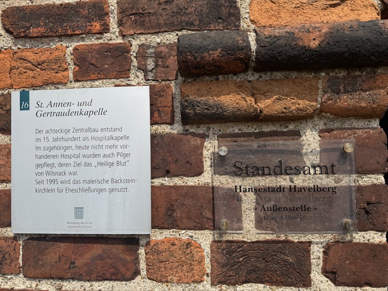Infotafel und Standesamt-Schild an der Kapelle