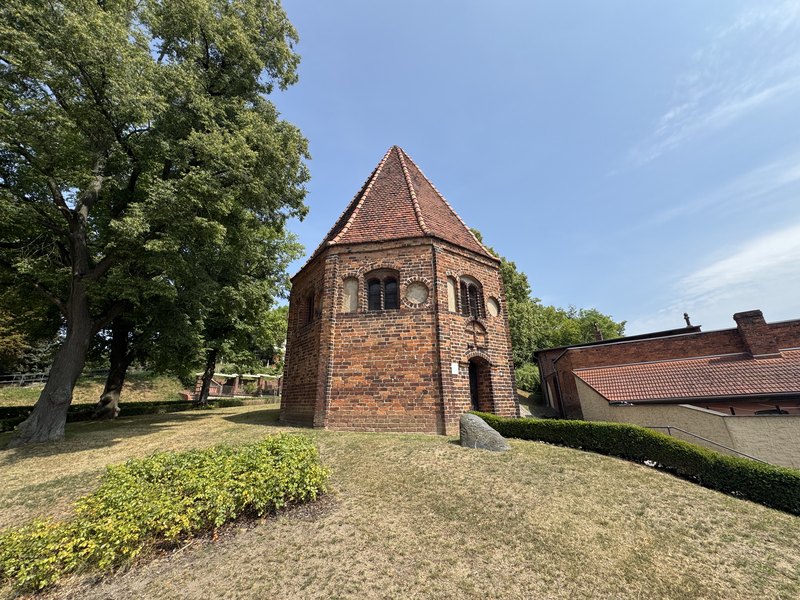 Seitenansicht der Kapelle auf dem Hügel