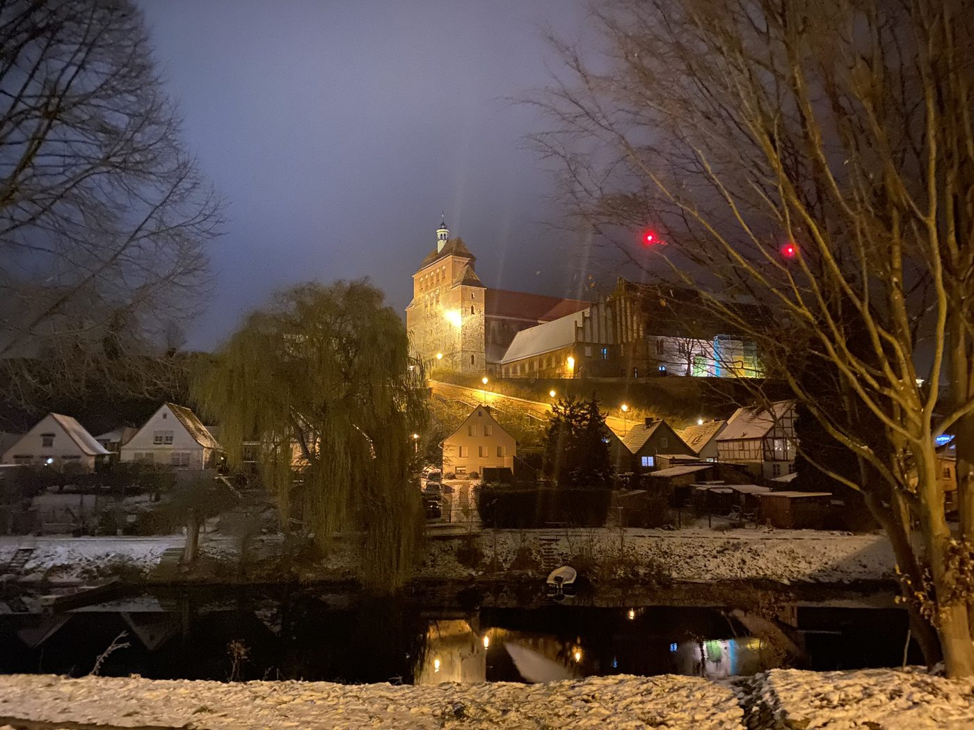 Winterblick vom Stadtgraben Havelberg über Schnee und Graben zum beleuchteten Dom