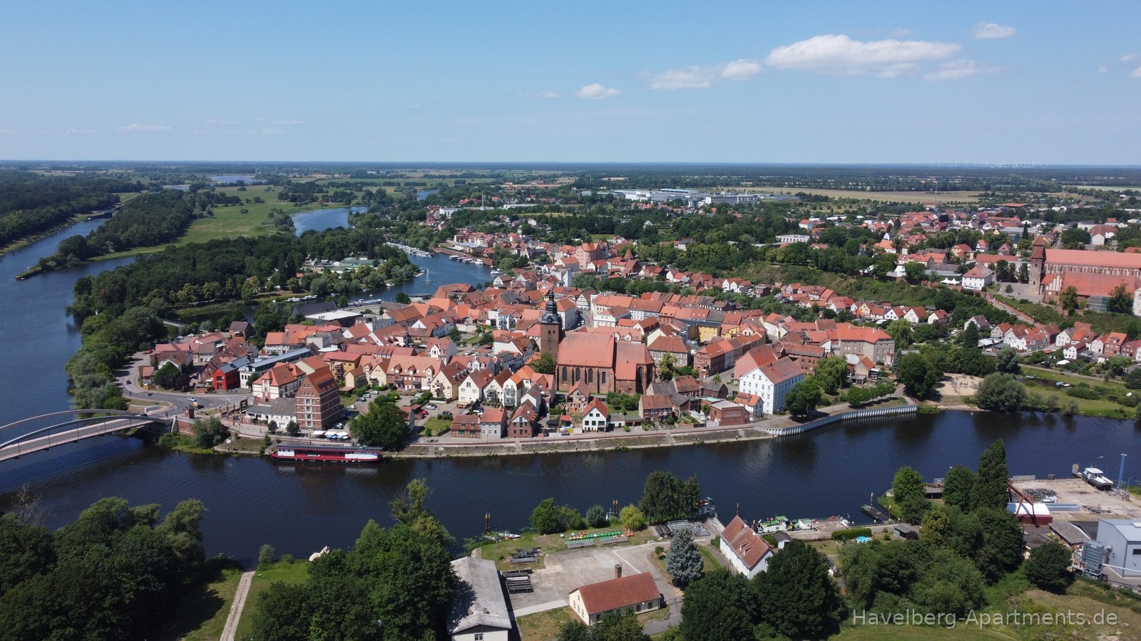 Luftaufnahme Stadtinsel mit Restaurantschiff Hoffnung im Vordergrund