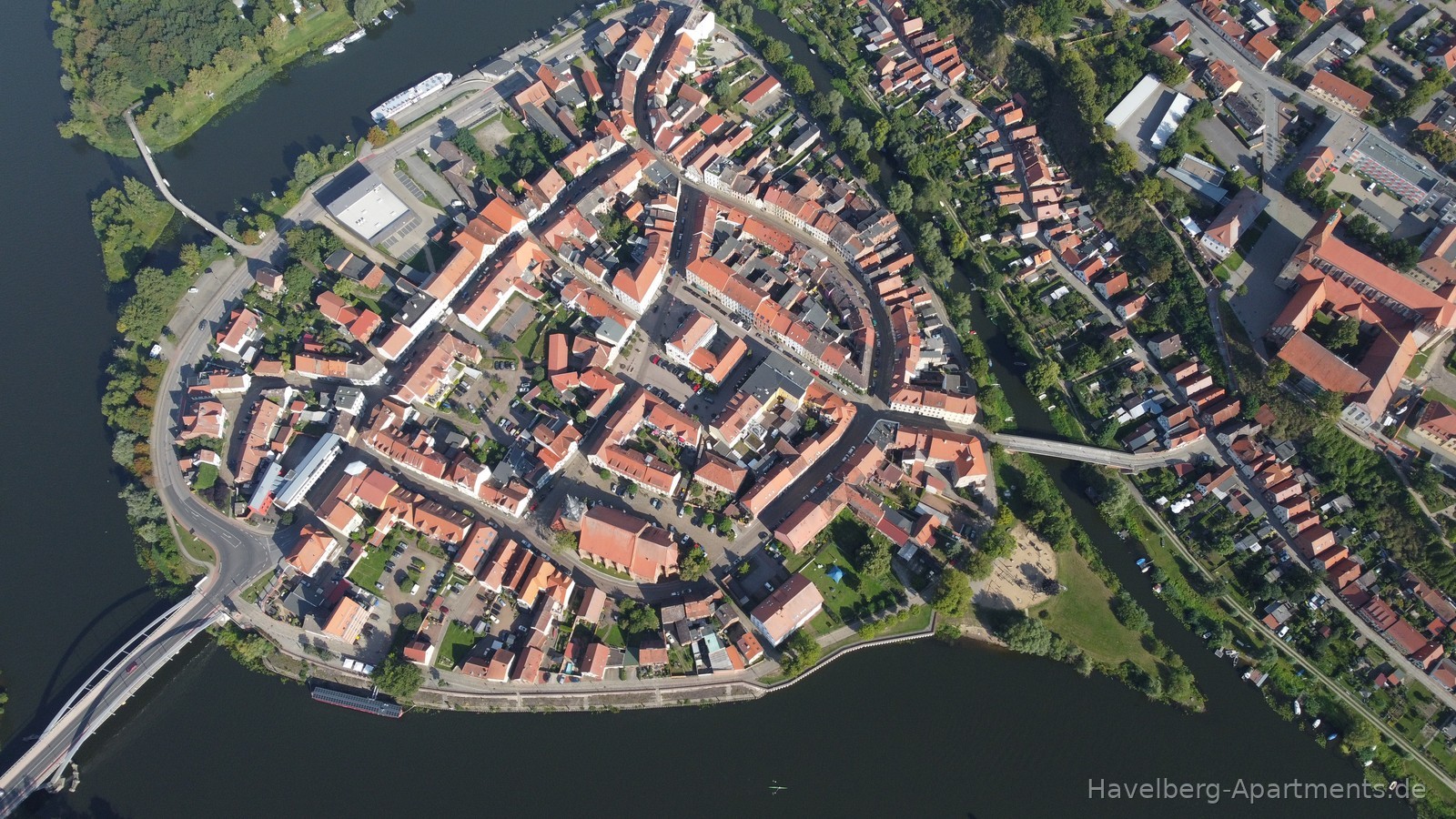 Luftaufnahme Stadtinsel Havelberg mit Dom und roten Dächern