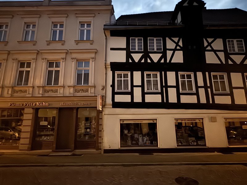 Firma Fritz Kühn und Fachwerkhaus bei Abenddämmerung