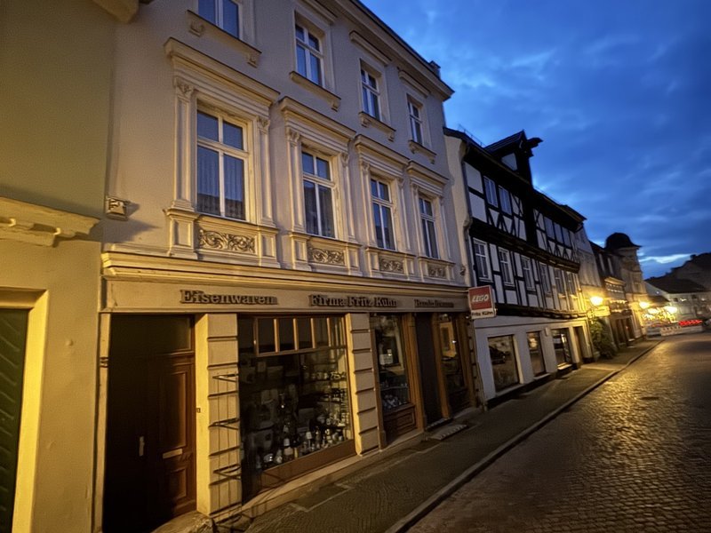 Eisenwaren Firma Fritz Kühn Steinstraße 5 bei Abendlicht