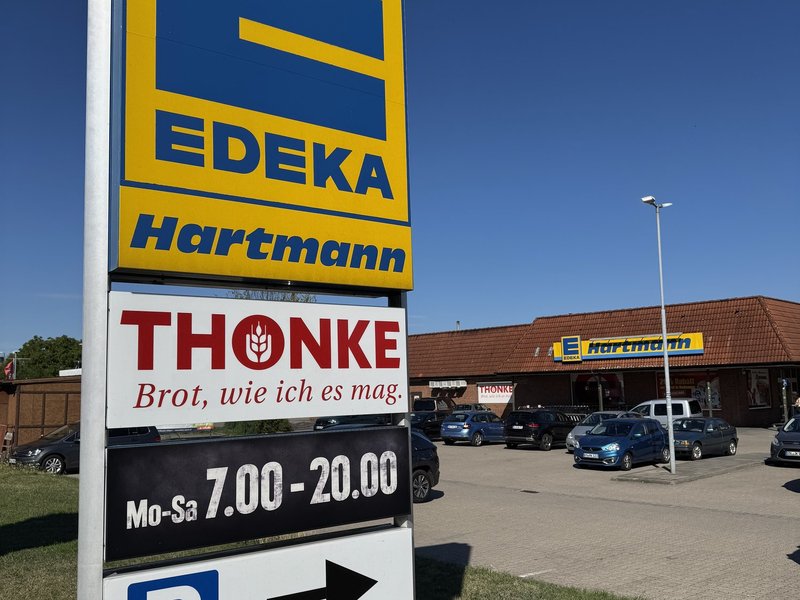 Schild EDEKA Hartmann und Thönke mit Öffnungszeiten
