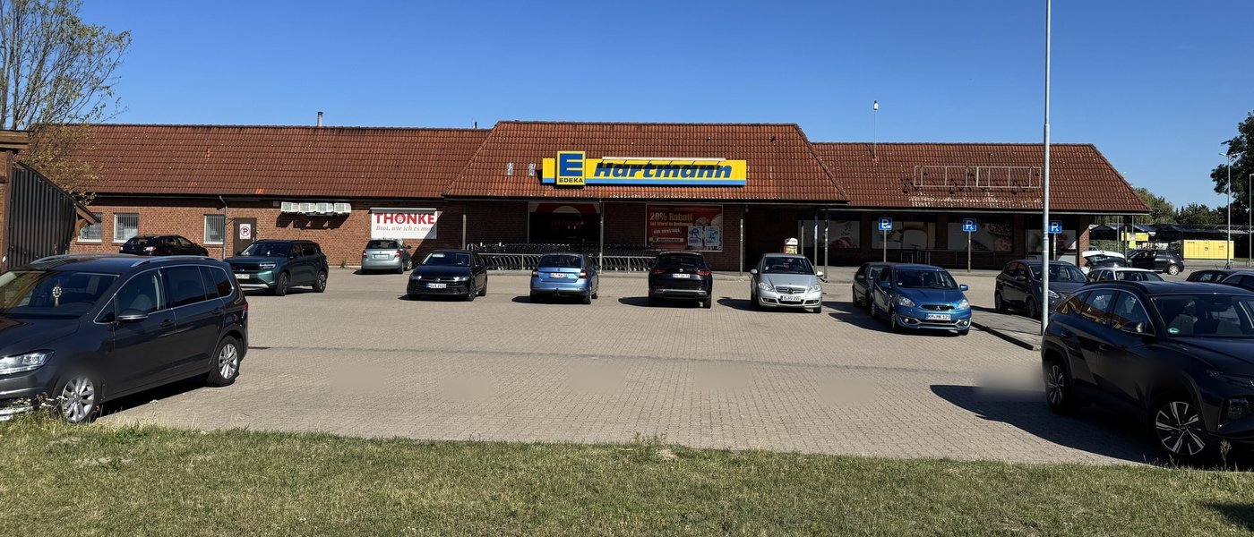 EDEKA Hartmann Havelberg: Marktgebäude mit Parkplatz
