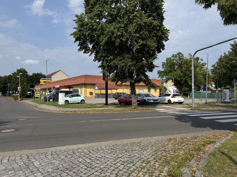 Parkplatz und Gebäude Netto Semmelweisstraße mit Ladesäule