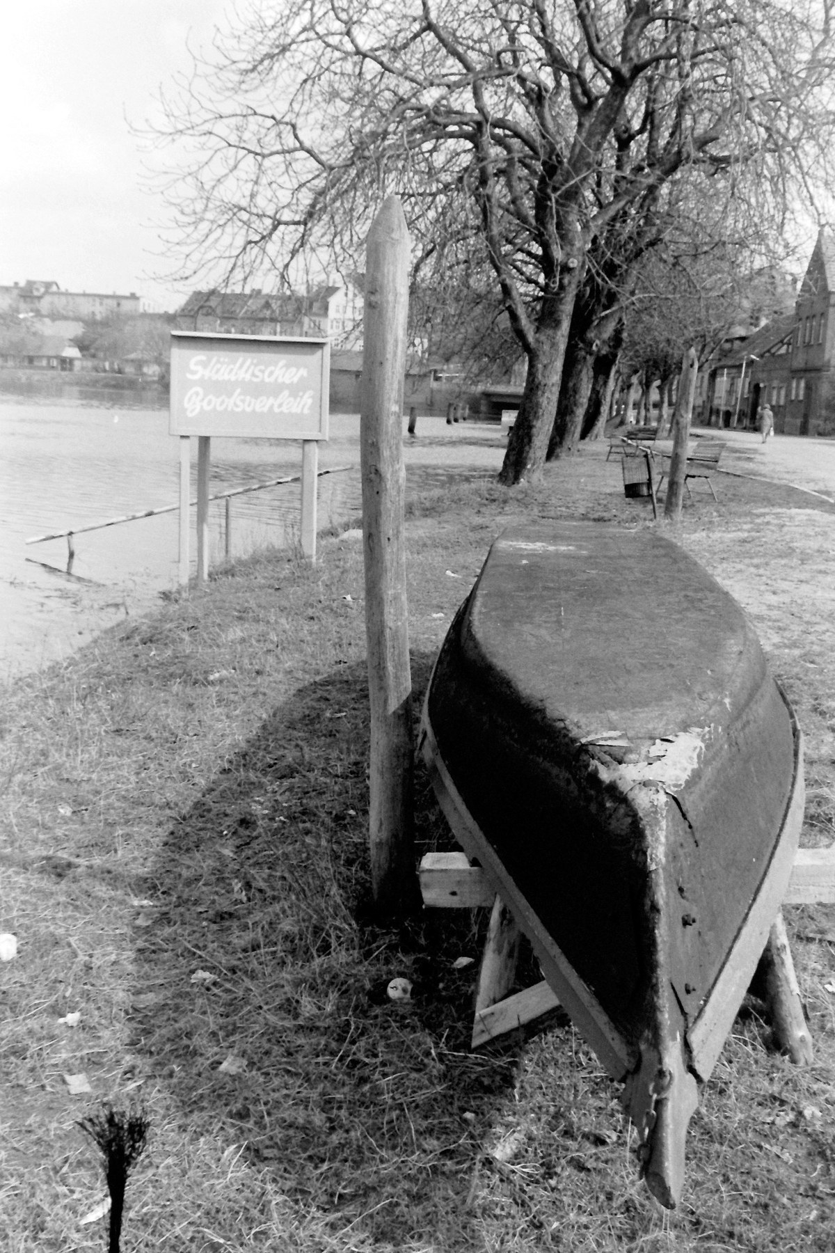 Städtischer Bootsverleih an der Uferstraße Havelberg Ende der 1970er Jahre, Kahn am Ufer, Blick zur Steintorbrücke