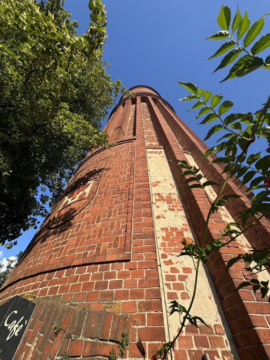 Blick den Wasserturm hinauf mit Backstein und Relief