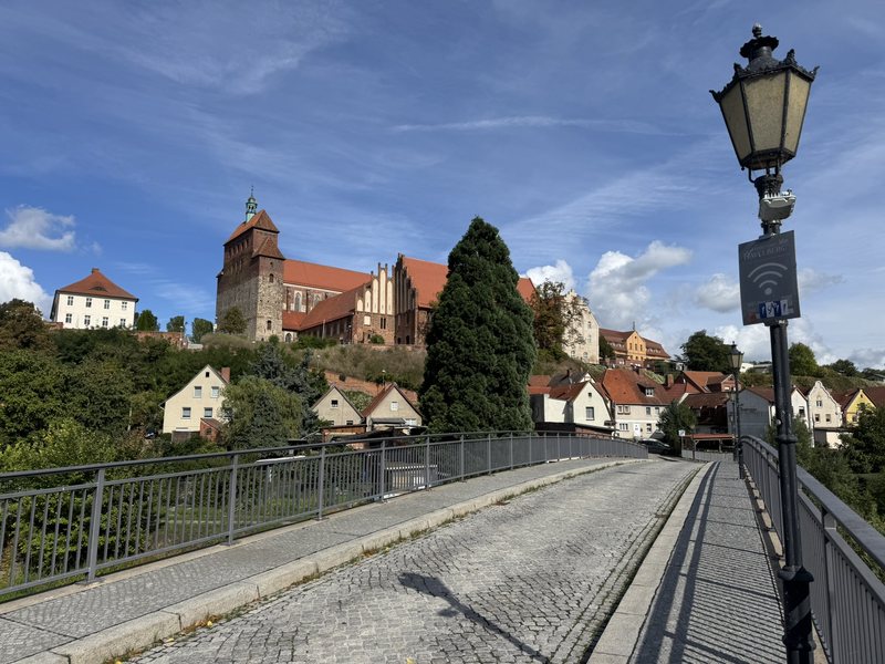 WLAN-Schild an der Laterne auf der Dombrücke, Blick zum Dom