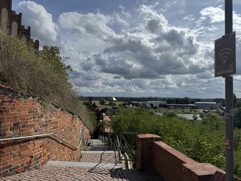 WLAN-Schild oben an der Domtreppe, Blick über die Havel