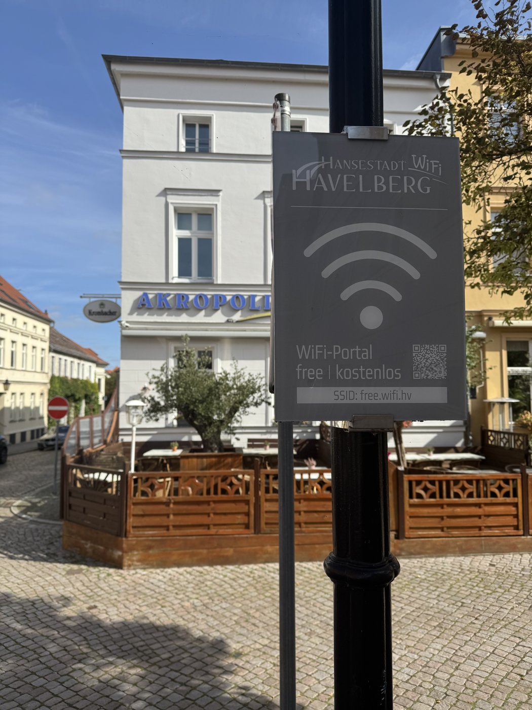 WLAN-Schild free.wifi.hv vor dem Restaurant Akropolis am Markt