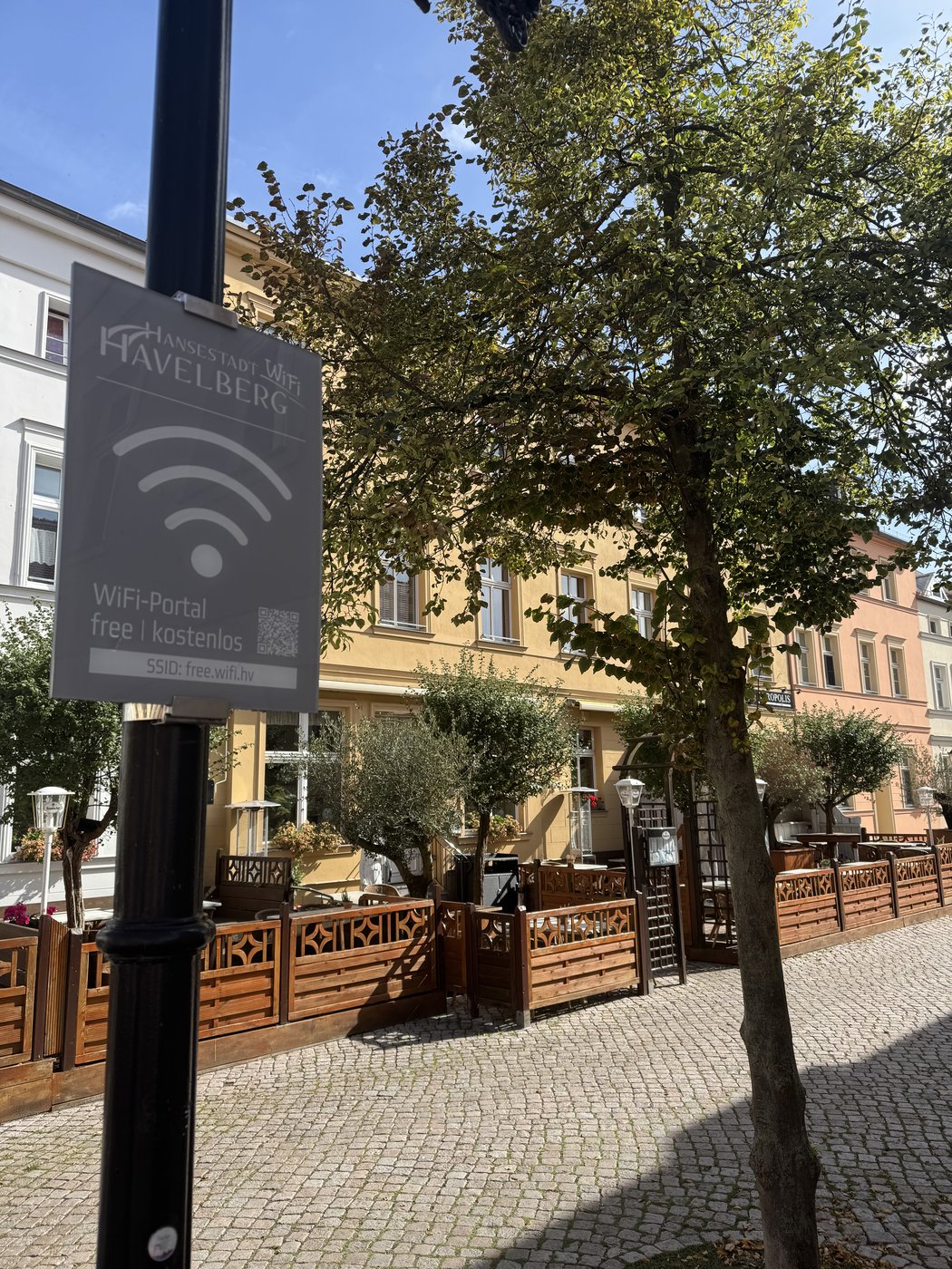 WLAN-Schild der Hansestadt am Laternenmast auf dem Markt