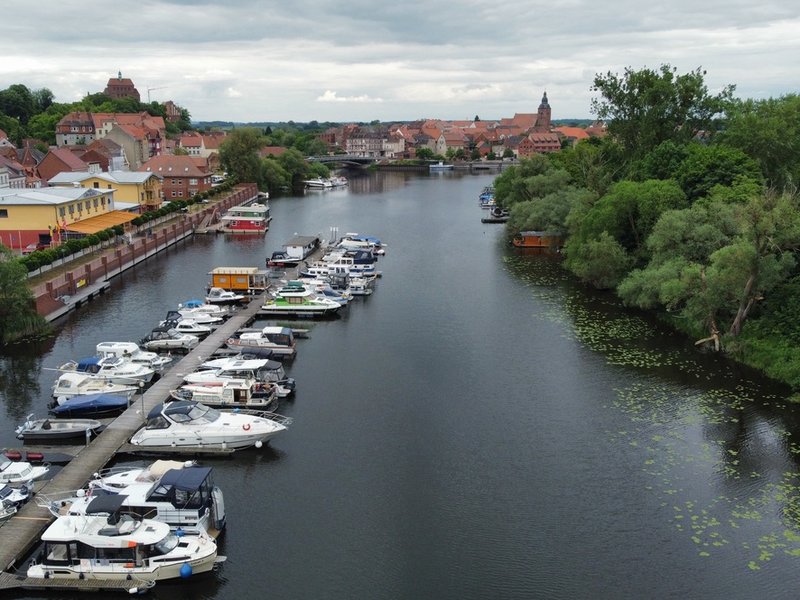 Yachthafen mit Blick zur Stadtinsel Havelberg