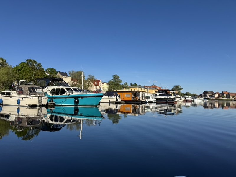 Boote mit Spiegelung im Yachthafen Havelberg