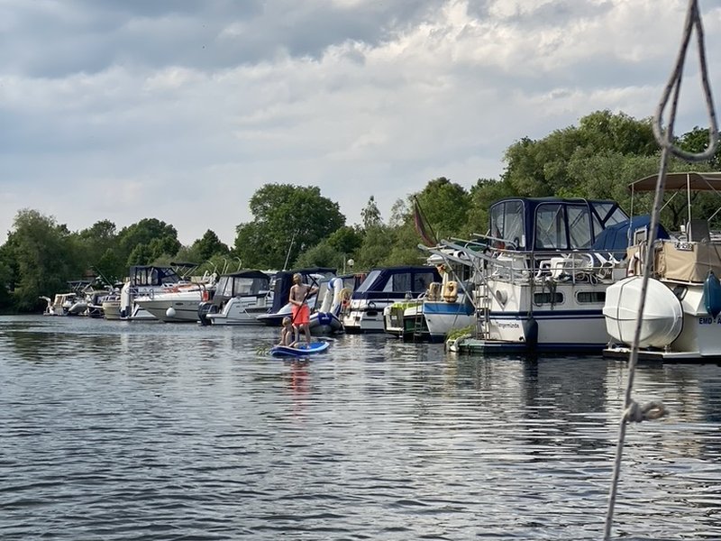 Stand-up-Paddler im Yachthafen Havelberg