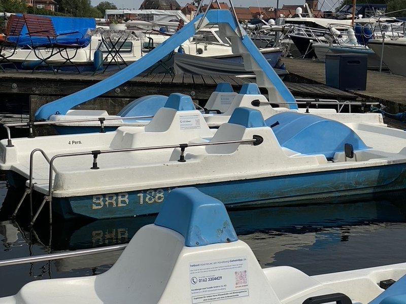 Tretboote und Steganlagen im Yachthafen Havelberg