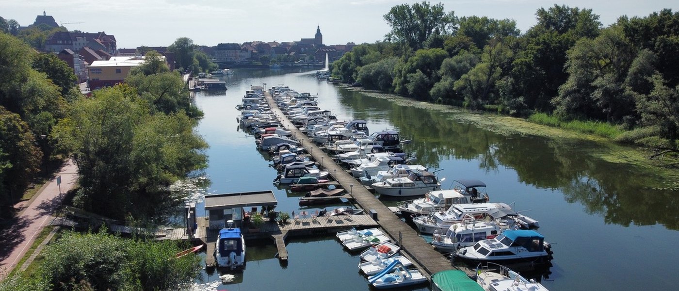 Yachthafen Havelberg mit langem Bootssteg und Booten an der Bahnhofstraße