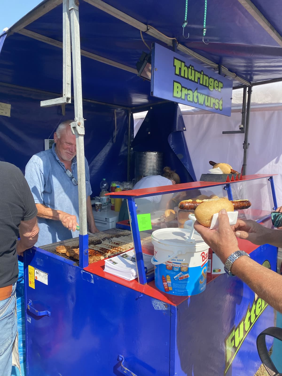 Thüringer Bratwurst frisch vom Grill auf dem Pferdemarkt