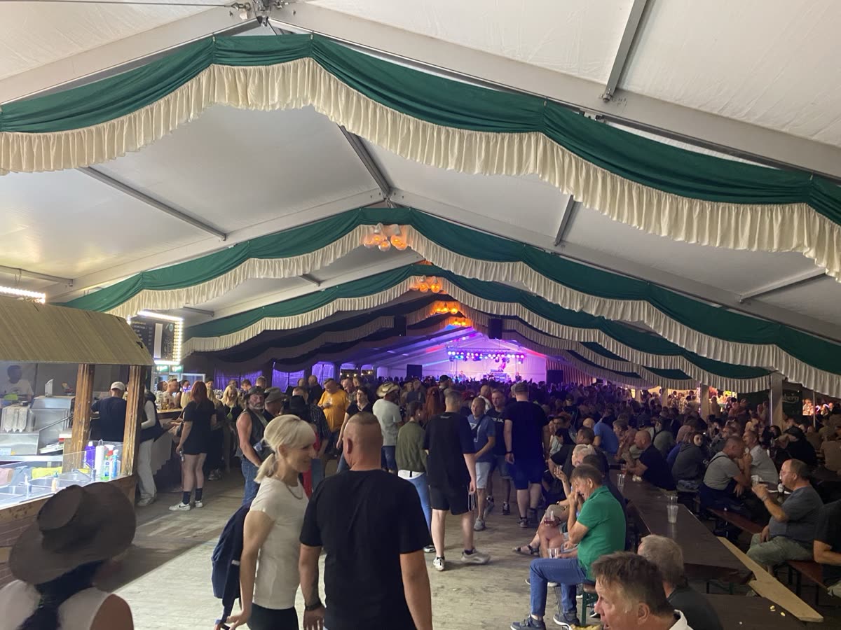 Volles Festzelt beim Havelberger Pferdemarkt