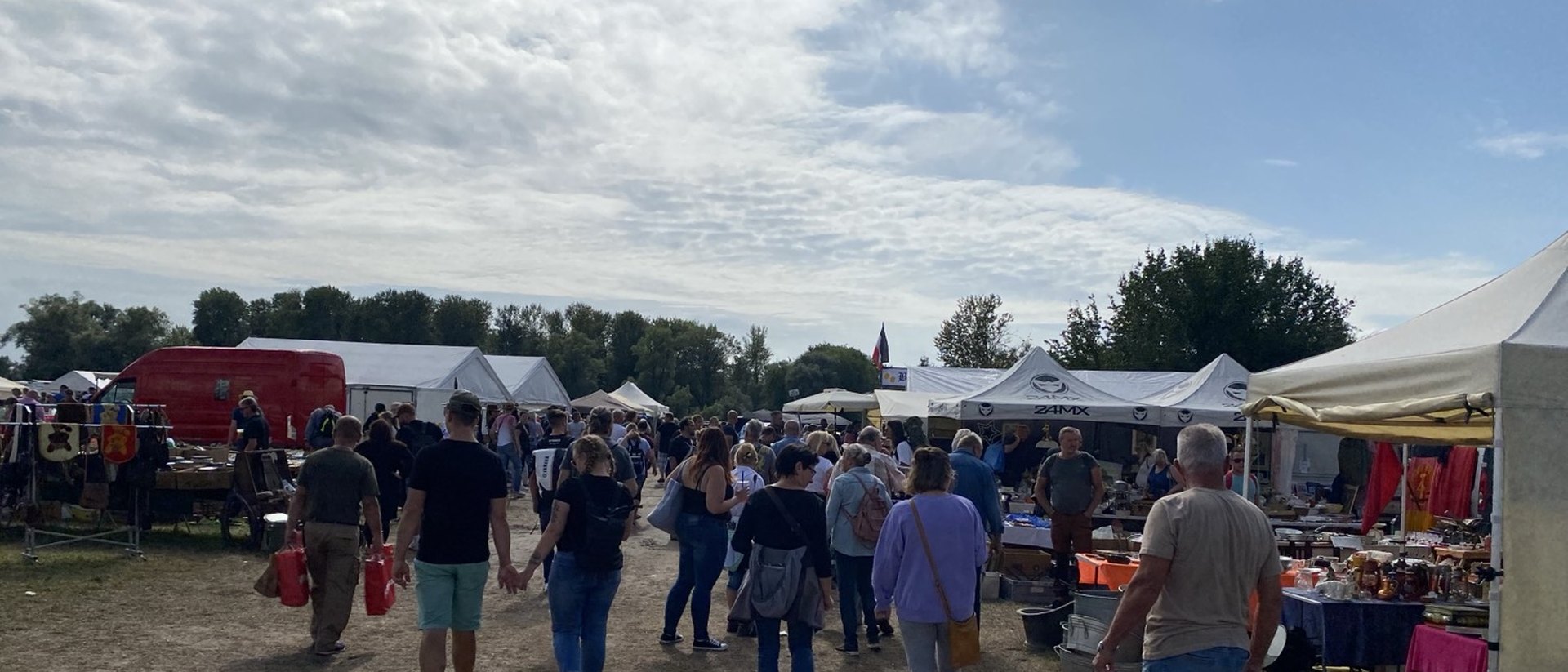 Atmosphäre auf dem Kleinhandelsplatz beim Havelberger Pferdemarkt