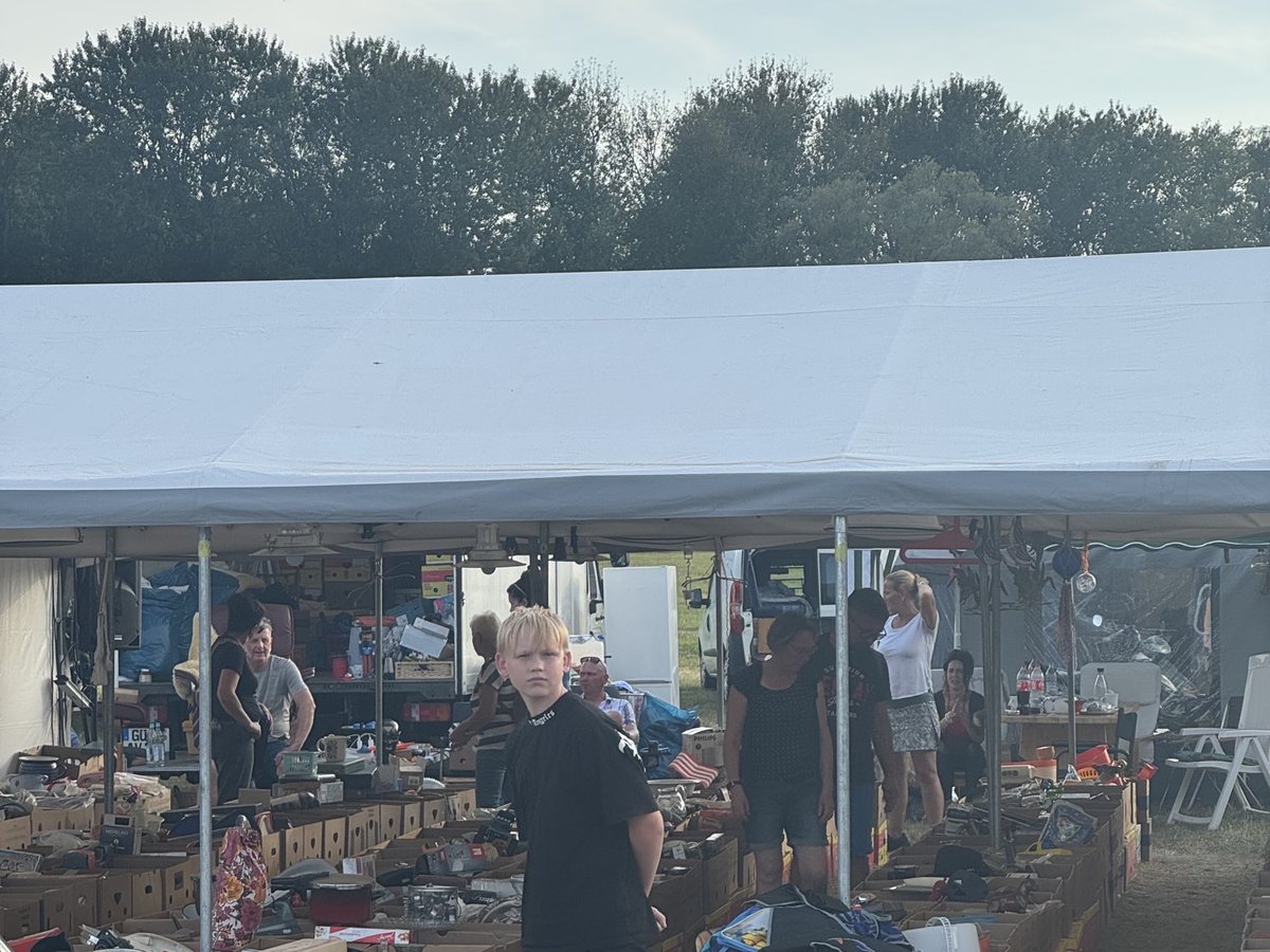 Trödelstand auf dem Kleinhandelsplatz beim Havelberger Pferdemarkt