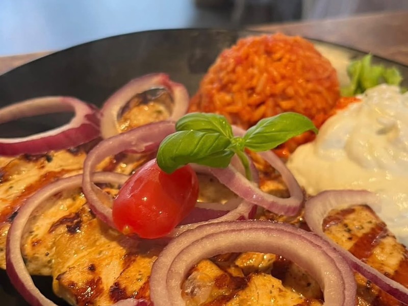 Gegrillte Hähnchenbrust mit Zwiebeln, Tomatenreis und Zaziki