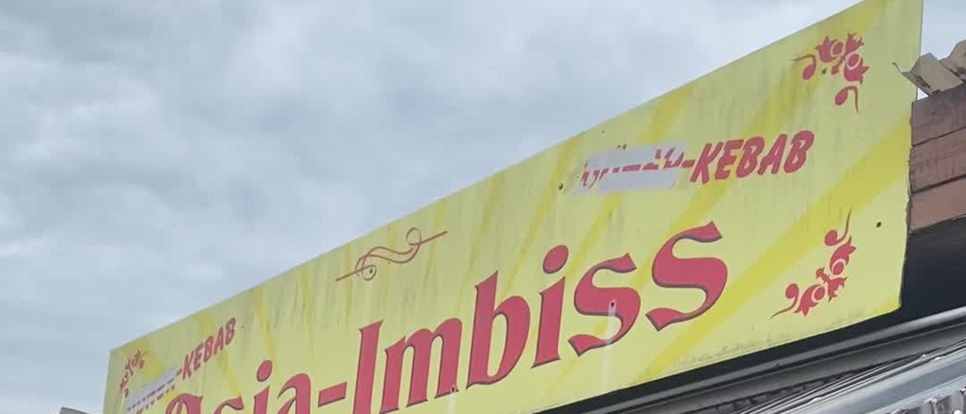 Holzhütte Asia-Imbiss auf dem Edeka-Parkplatz in Havelberg