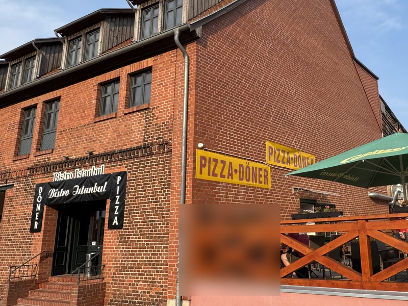 Eingang Bistro Istanbul mit Döner- und Pizza-Schildern