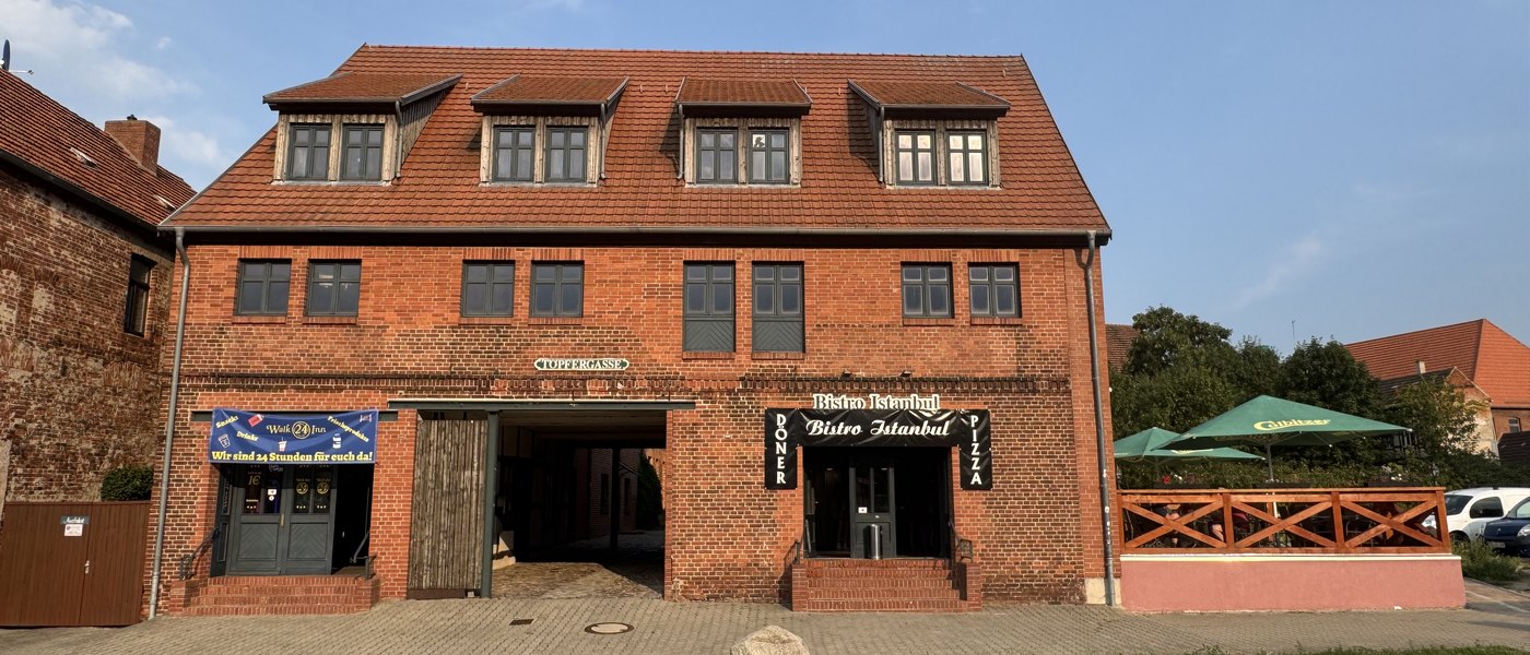 Bistro Istanbul in der Uferstraße Havelberg: Backsteingebäude mit Eingang und Terrasse