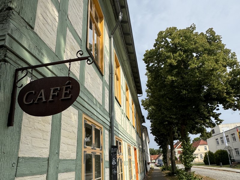 Café-Schild an der Fachwerkfassade Domherrnstraße