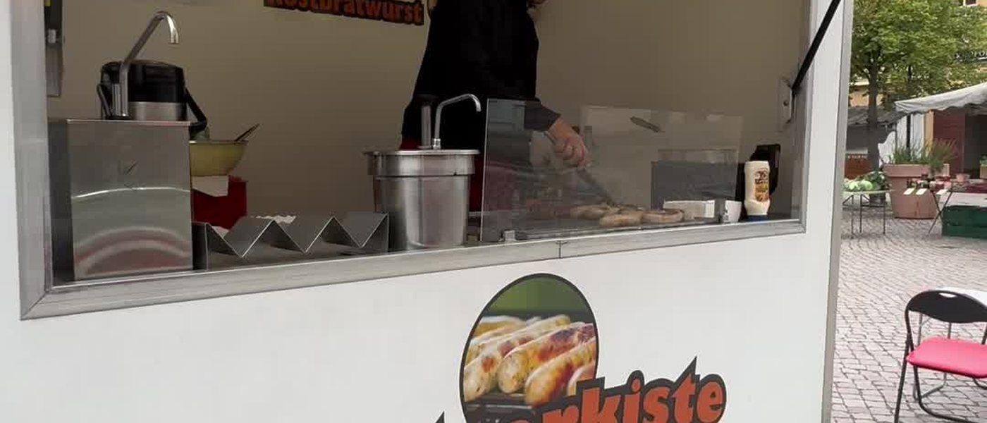Weißer Grillwagen Futterkiste auf dem Markt in Havelberg