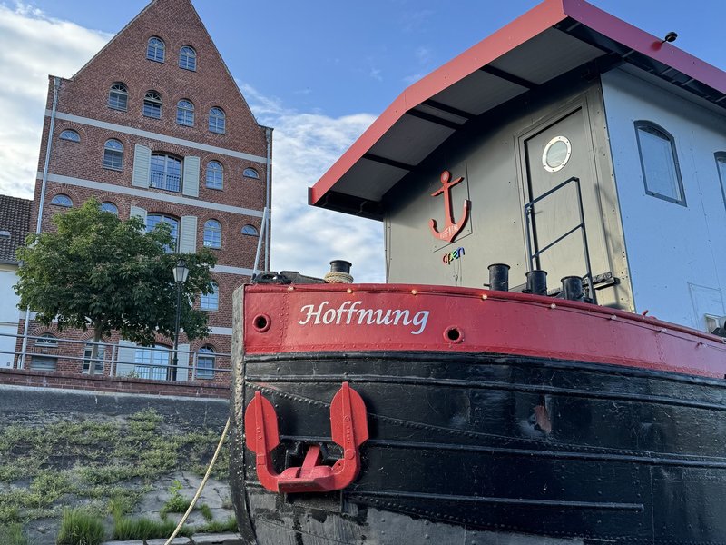 Bug Restaurantschiff Hoffnung mit Schriftzug und Anker