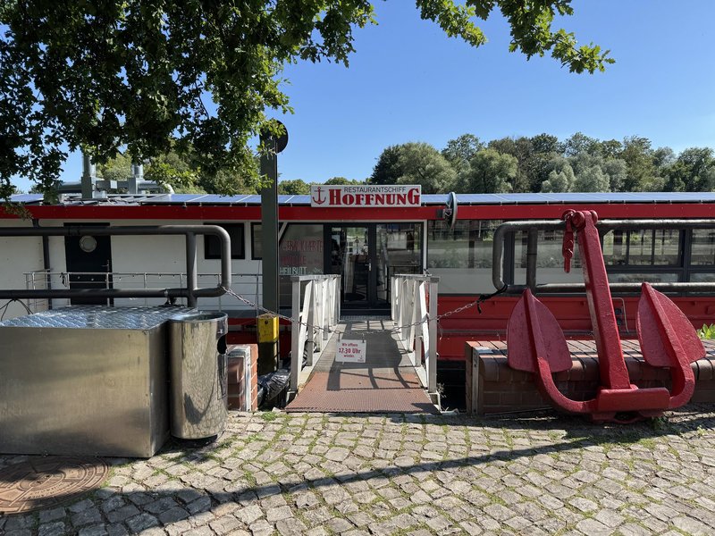 Eingang Restaurantschiff Hoffnung mit Gangway und rotem Anker