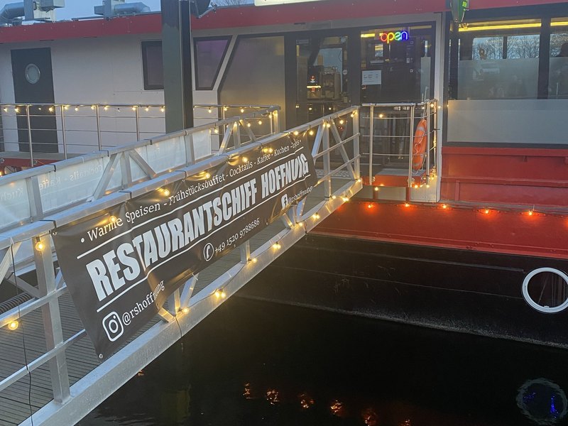Gangway und Eingang des Restaurantschiffs Hoffnung am Abend