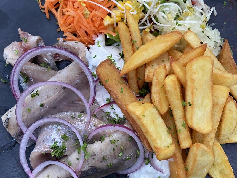 Matjes mit Zwiebelringen, Dip und Pommes