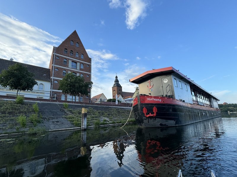 Restaurantschiff Hoffnung, Kornspeicher und Dom vom Wasser