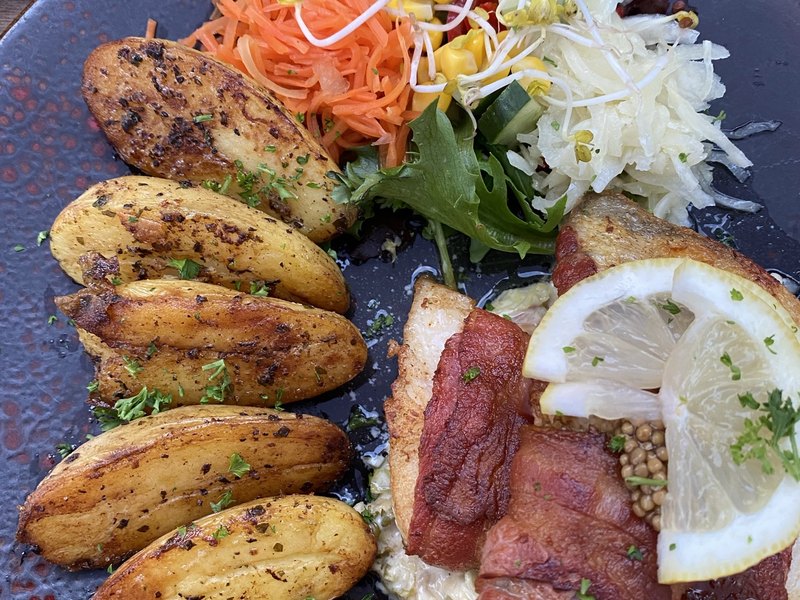 Fischfilet mit Speck, Zitrone und Bratkartoffeln