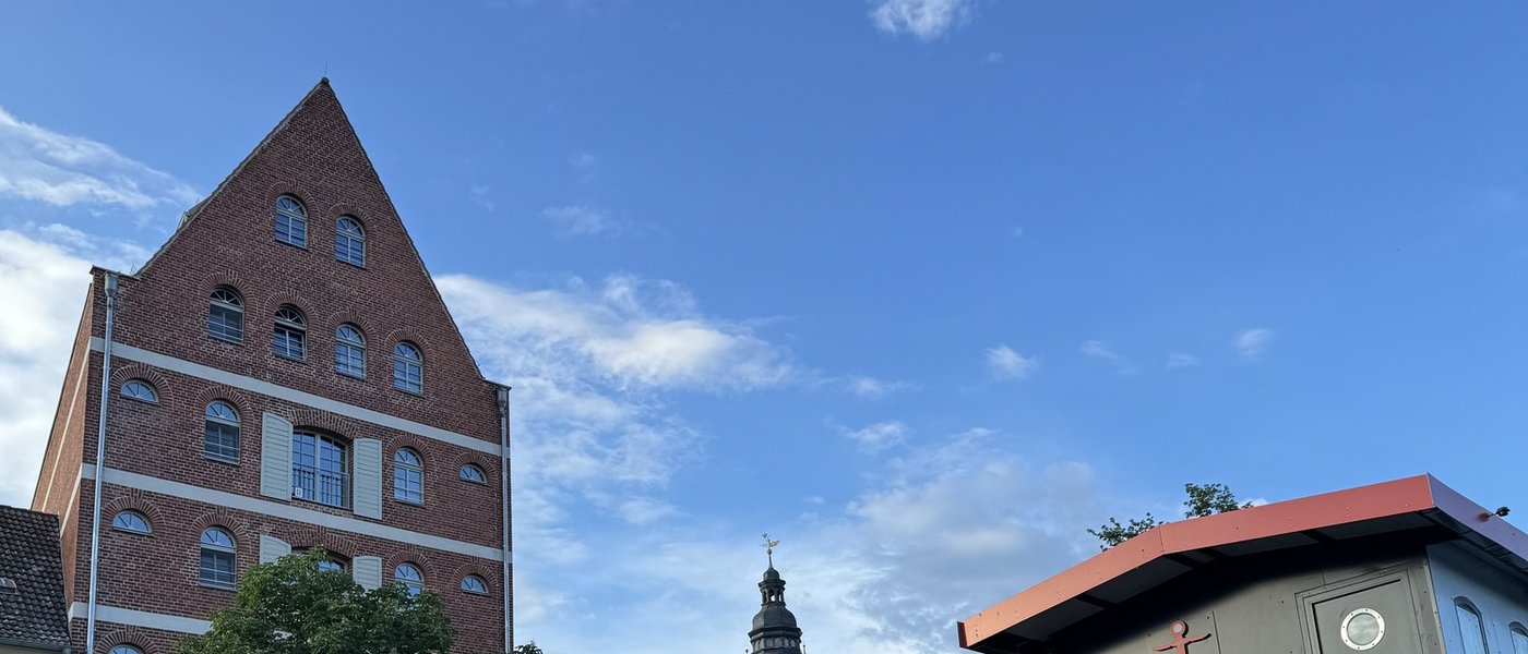 Restaurantschiff Hoffnung am Kai in Havelberg: rotes Schiff mit Solaranlage auf dem Dach