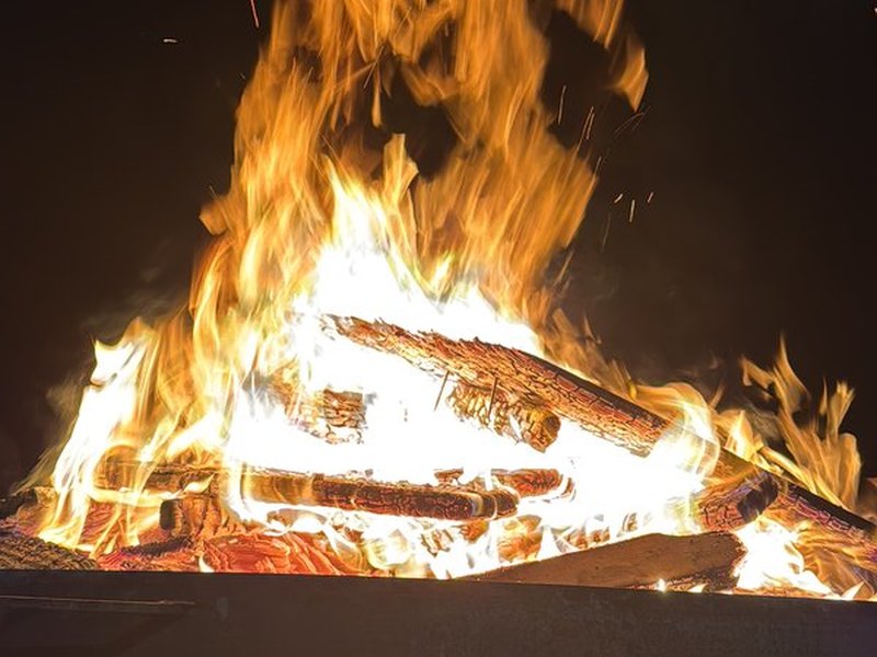 Großes Feuer am Abend auf der Campinginsel Havelberg