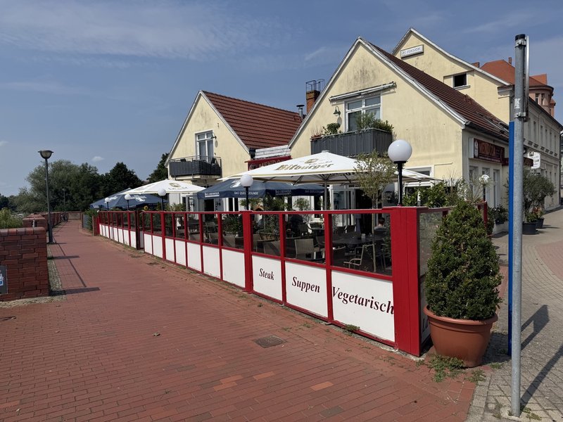 Große Terrasse des Restaurant Mendoza mit Schirmen und Blick zur Promenade